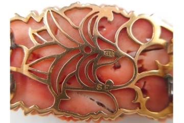 K18(18金)　繊細な百合の造形が見事な珊瑚彫刻の帯留　(R-085947)