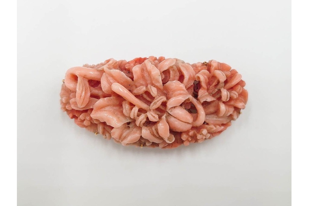 K18(18金)　繊細な百合の造形が見事な珊瑚彫刻の帯留　(R-085947)