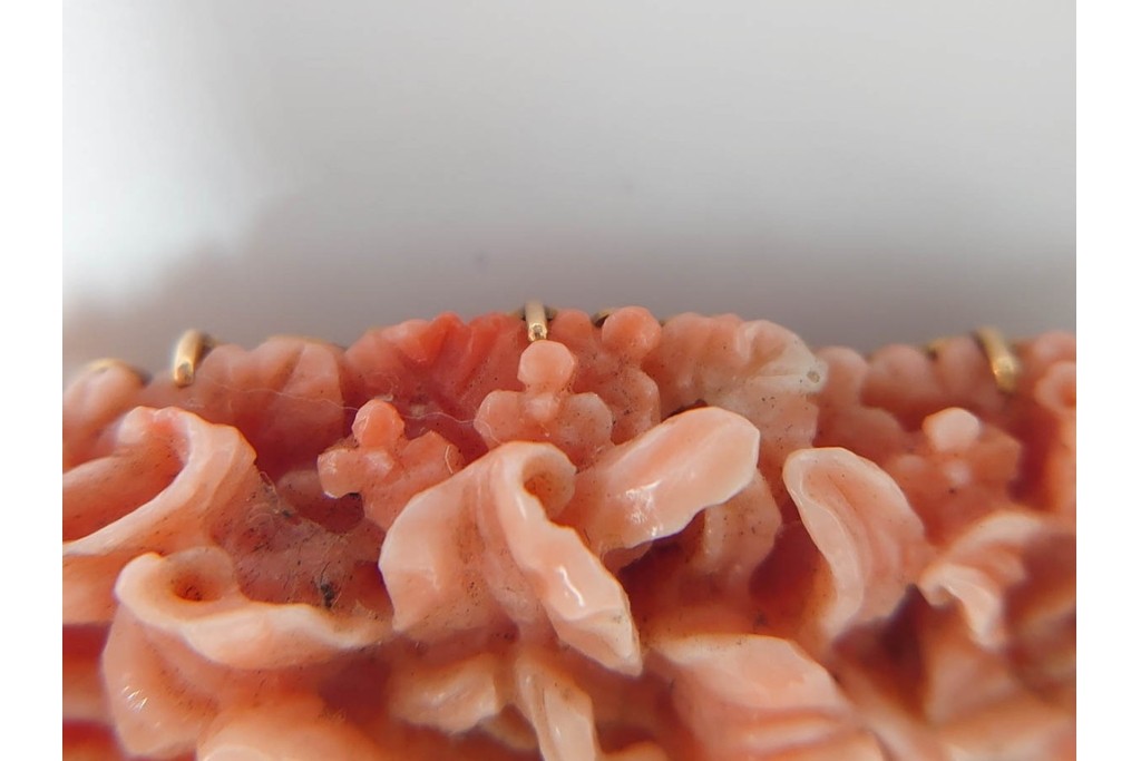 K18(18金)　繊細な百合の造形が見事な珊瑚彫刻の帯留　(R-085947)