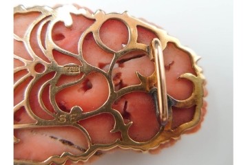 K18(18金)　繊細な百合の造形が見事な珊瑚彫刻の帯留　(R-085947)