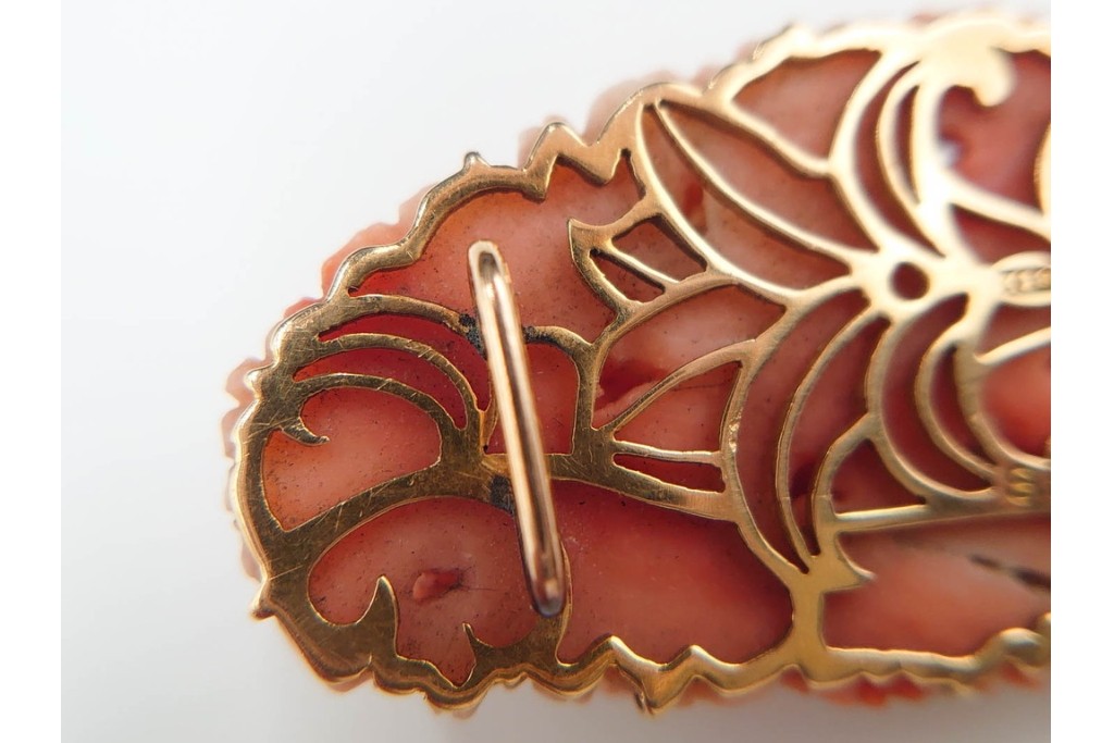 K18(18金)　繊細な百合の造形が見事な珊瑚彫刻の帯留　(R-085947)