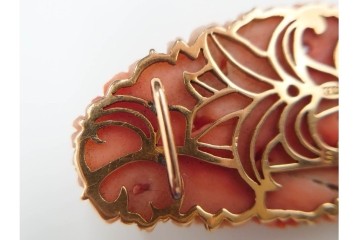 K18(18金)　繊細な百合の造形が見事な珊瑚彫刻の帯留　(R-085947)