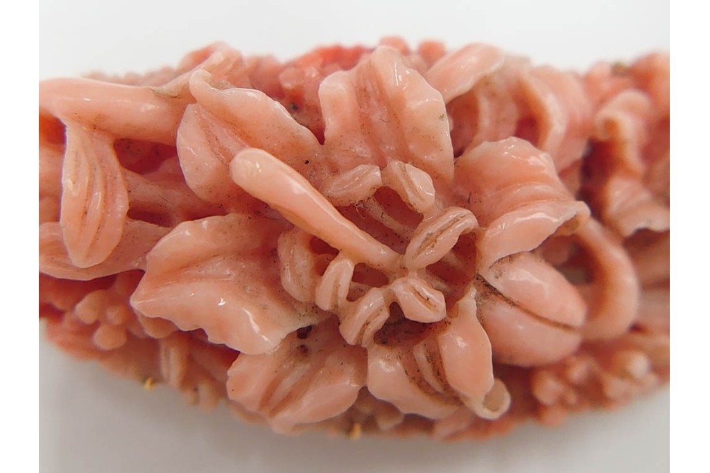 K18(18金)　繊細な百合の造形が見事な珊瑚彫刻の帯留　(R-085947)