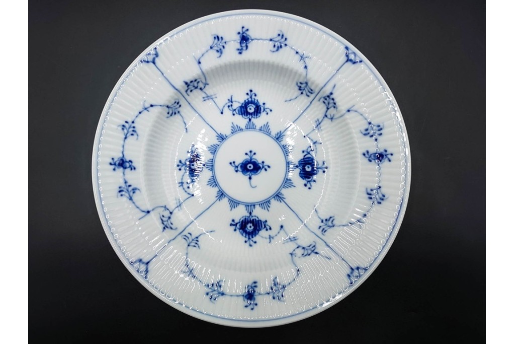 デンマーク製　ROYAL COPENHAGEN(ロイヤルコペンハーゲン)　ブルーフルーテッド　プレイン 　ディーププレート2枚と小皿3枚の計5点セット　(R-085951)