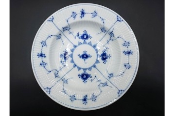 デンマーク製　ROYAL COPENHAGEN(ロイヤルコペンハーゲン)　ブルーフルーテッド　プレイン 　ディーププレート2枚と小皿3枚の計5点セット　(R-085951)