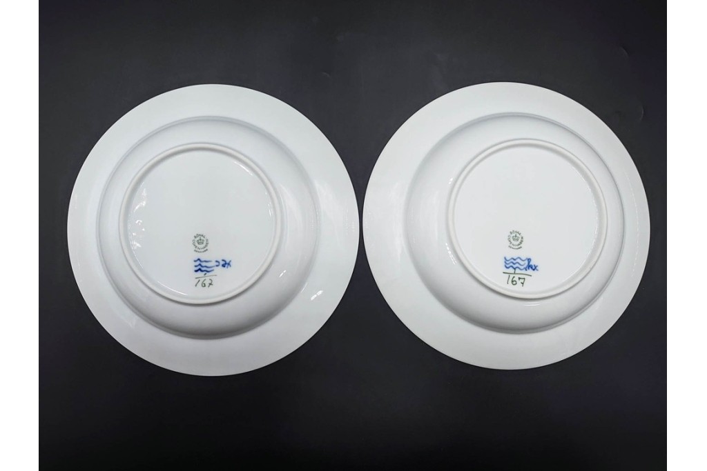 デンマーク製　ROYAL COPENHAGEN(ロイヤルコペンハーゲン)　ブルーフルーテッド　プレイン 　ディーププレート2枚と小皿3枚の計5点セット　(R-085951)