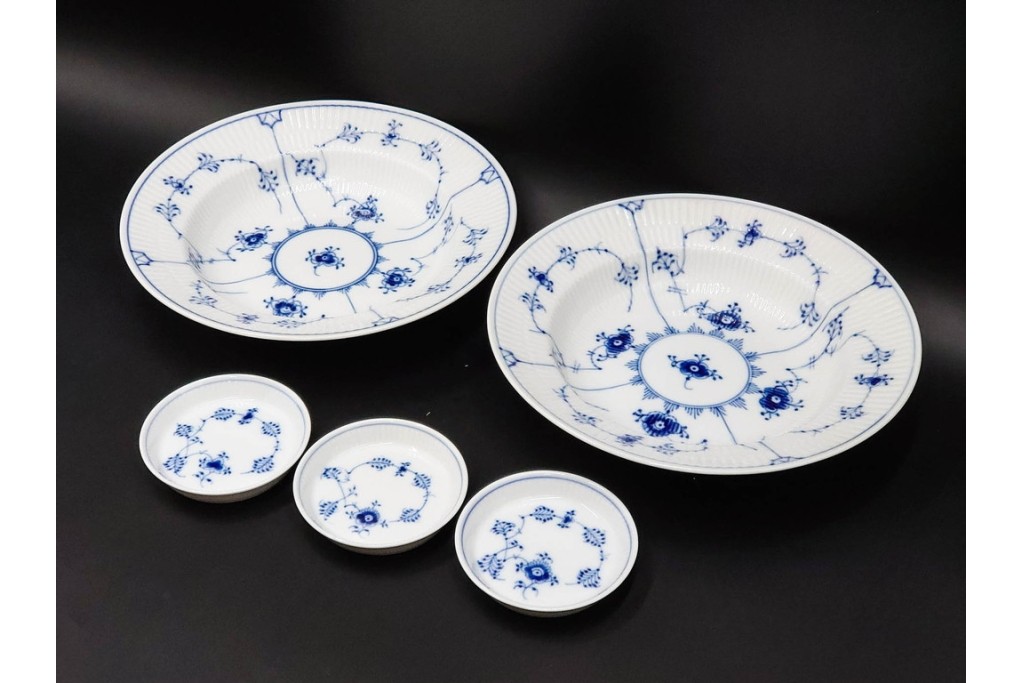 デンマーク製　ROYAL COPENHAGEN(ロイヤルコペンハーゲン)　ブルーフルーテッド　プレイン 　ディーププレート2枚と小皿3枚の計5点セット　(R-085951)