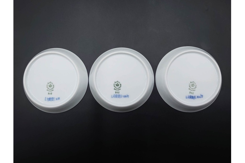 デンマーク製　ROYAL COPENHAGEN(ロイヤルコペンハーゲン)　ブルーフルーテッド　プレイン 　ディーププレート2枚と小皿3枚の計5点セット　(R-085951)