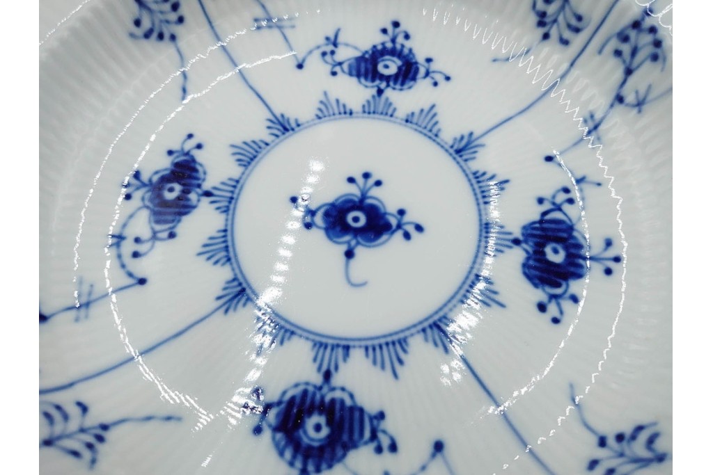 デンマーク製　ROYAL COPENHAGEN(ロイヤルコペンハーゲン)　ブルーフルーテッド　プレイン 　ディーププレート2枚と小皿3枚の計5点セット　(R-085951)