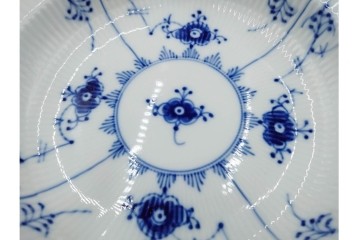 デンマーク製　ROYAL COPENHAGEN(ロイヤルコペンハーゲン)　ブルーフルーテッド　プレイン 　ディーププレート2枚と小皿3枚の計5点セット　(R-085951)