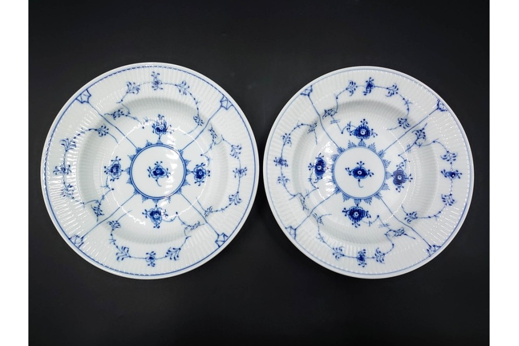 デンマーク製　ROYAL COPENHAGEN(ロイヤルコペンハーゲン)　ブルーフルーテッド　プレイン 　ディーププレート2枚と小皿3枚の計5点セット　(R-085951)