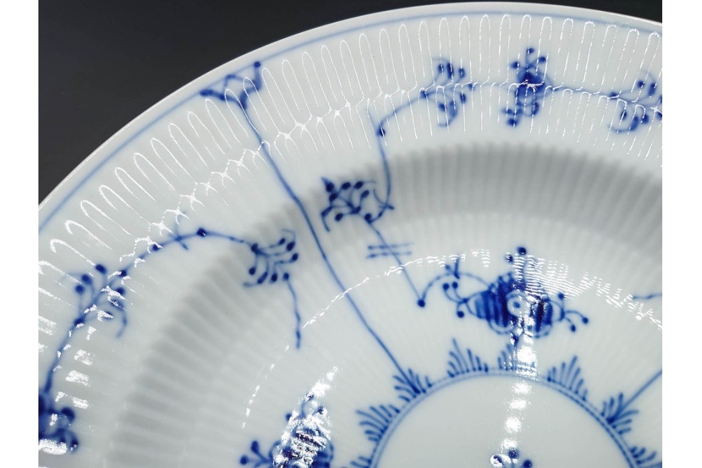 デンマーク製　ROYAL COPENHAGEN(ロイヤルコペンハーゲン)　ブルーフルーテッド　プレイン 　ディーププレート2枚と小皿3枚の計5点セット　(R-085951)