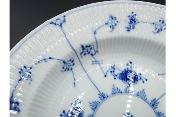 デンマーク製　ROYAL COPENHAGEN(ロイヤルコペンハーゲン)　ブルーフルーテッド　プレイン 　ディーププレート2枚と小皿3枚の計5点セット　(R-085951)