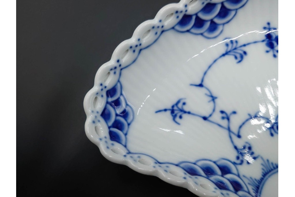 デンマーク製　ROYAL COPENHAGEN(ロイヤルコペンハーゲン)　ブルーフルーテッド フルレース　クレセントディッシュ・オーバルディッシュのセット　定価(2枚合計)約15万5千円　(R-085952)