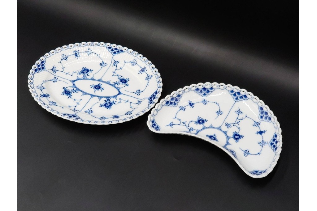 デンマーク製　ROYAL COPENHAGEN(ロイヤルコペンハーゲン)　ブルーフルーテッド フルレース　クレセントディッシュ・オーバルディッシュのセット　定価(2枚合計)約15万5千円　(R-085952)
