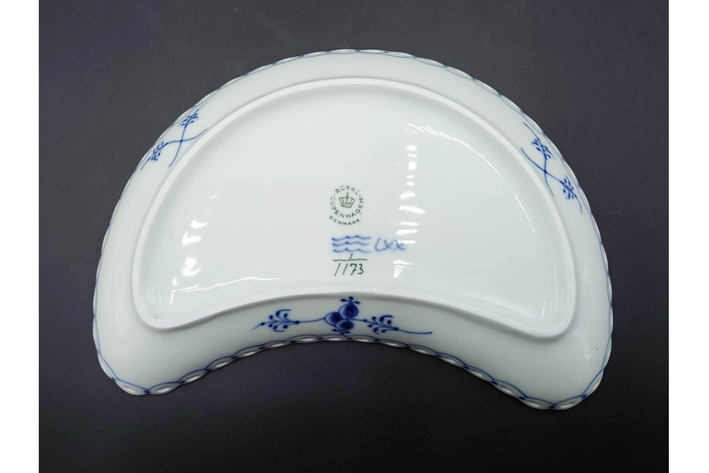 デンマーク製　ROYAL COPENHAGEN(ロイヤルコペンハーゲン)　ブルーフルーテッド フルレース　クレセントディッシュ・オーバルディッシュのセット　定価(2枚合計)約15万5千円　(R-085952)