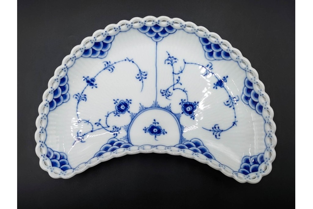 デンマーク製　ROYAL COPENHAGEN(ロイヤルコペンハーゲン)　ブルーフルーテッド フルレース　クレセントディッシュ・オーバルディッシュのセット　定価(2枚合計)約15万5千円　(R-085952)