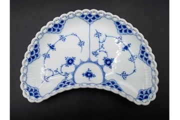 デンマーク製　ROYAL COPENHAGEN(ロイヤルコペンハーゲン)　ブルーフルーテッド フルレース　クレセントディッシュ・オーバルディッシュのセット　定価(2枚合計)約15万5千円　(R-085952)