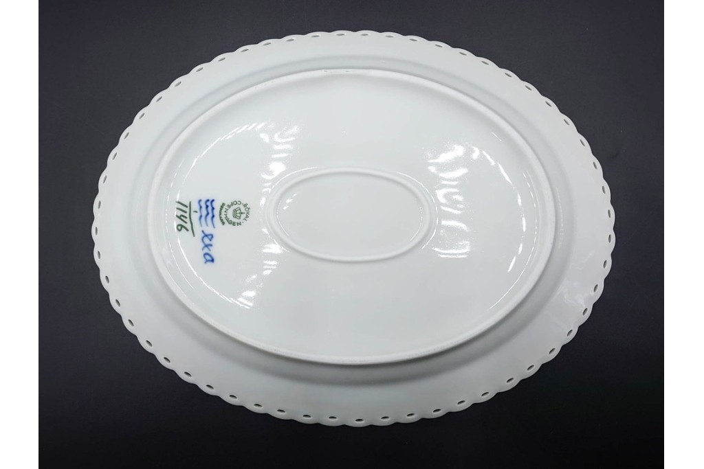 デンマーク製　ROYAL COPENHAGEN(ロイヤルコペンハーゲン)　ブルーフルーテッド フルレース　クレセントディッシュ・オーバルディッシュのセット　定価(2枚合計)約15万5千円　(R-085952)