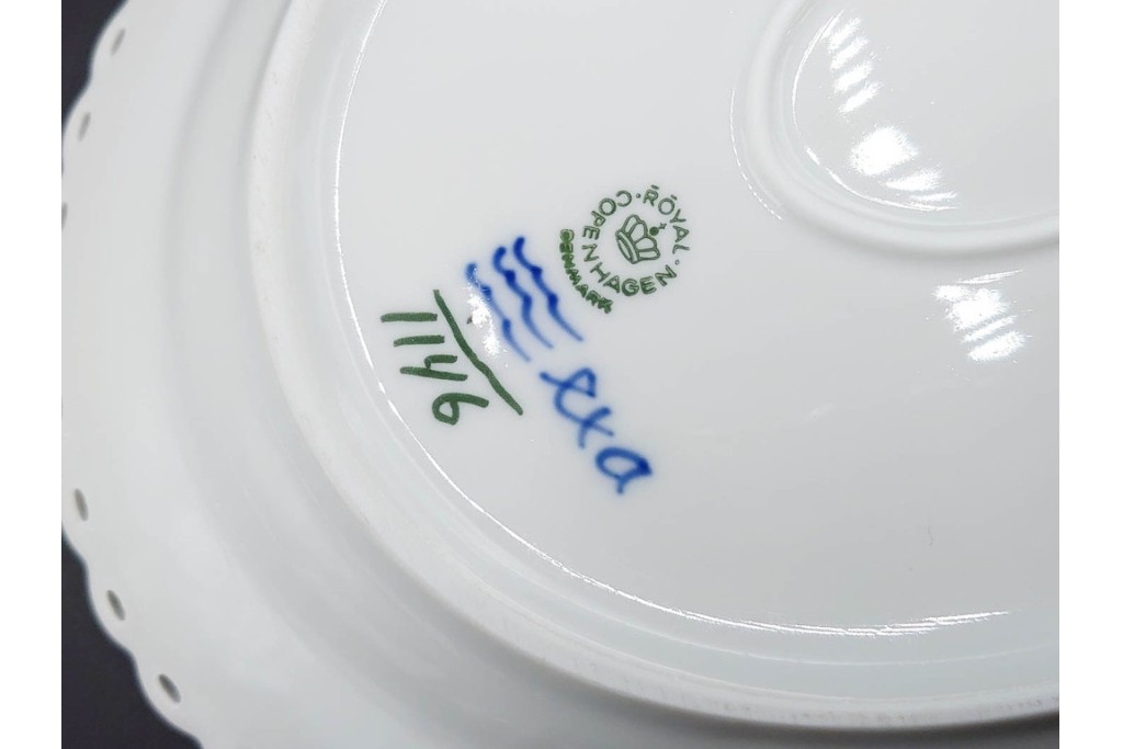 デンマーク製　ROYAL COPENHAGEN(ロイヤルコペンハーゲン)　ブルーフルーテッド フルレース　クレセントディッシュ・オーバルディッシュのセット　定価(2枚合計)約15万5千円　(R-085952)