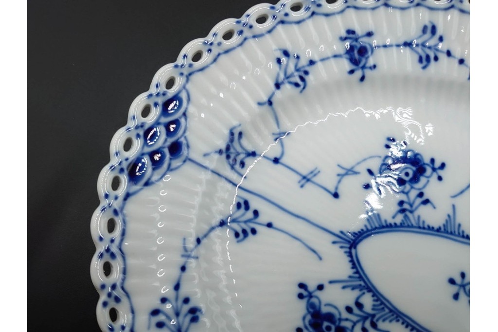 デンマーク製　ROYAL COPENHAGEN(ロイヤルコペンハーゲン)　ブルーフルーテッド フルレース　クレセントディッシュ・オーバルディッシュのセット　定価(2枚合計)約15万5千円　(R-085952)