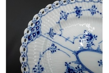 デンマーク製　ROYAL COPENHAGEN(ロイヤルコペンハーゲン)　ブルーフルーテッド フルレース　クレセントディッシュ・オーバルディッシュのセット　定価(2枚合計)約15万5千円　(R-085952)