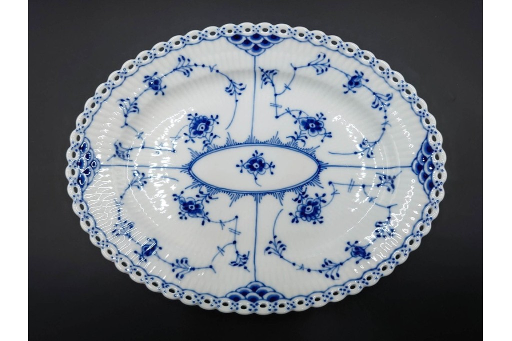 デンマーク製　ROYAL COPENHAGEN(ロイヤルコペンハーゲン)　ブルーフルーテッド フルレース　クレセントディッシュ・オーバルディッシュのセット　定価(2枚合計)約15万5千円　(R-085952)