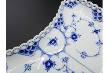 デンマーク製　ROYAL COPENHAGEN(ロイヤルコペンハーゲン)　ブルーフルーテッド フルレース　クレセントディッシュ・オーバルディッシュのセット　定価(2枚合計)約15万5千円　(R-085952)