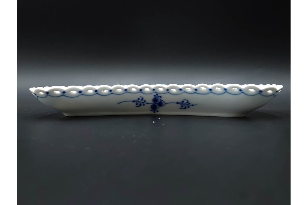 デンマーク製　ROYAL COPENHAGEN(ロイヤルコペンハーゲン)　ブルーフルーテッド フルレース　クレセントディッシュ・オーバルディッシュのセット　定価(2枚合計)約15万5千円　(R-085952)