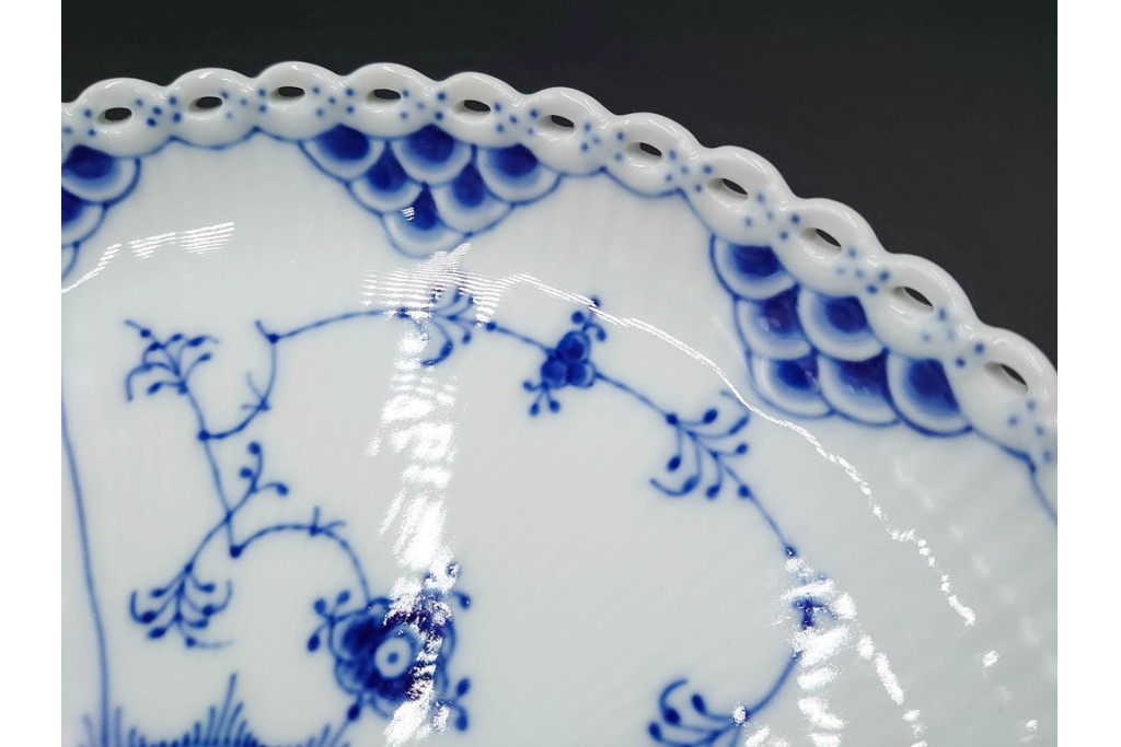 デンマーク製　ROYAL COPENHAGEN(ロイヤルコペンハーゲン)　ブルーフルーテッド フルレース　クレセントディッシュ・オーバルディッシュのセット　定価(2枚合計)約15万5千円　(R-085952)