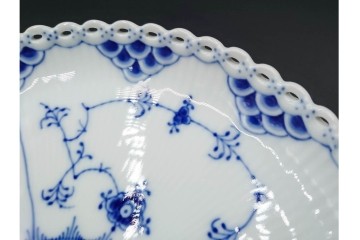 デンマーク製　ROYAL COPENHAGEN(ロイヤルコペンハーゲン)　ブルーフルーテッド フルレース　クレセントディッシュ・オーバルディッシュのセット　定価(2枚合計)約15万5千円　(R-085952)