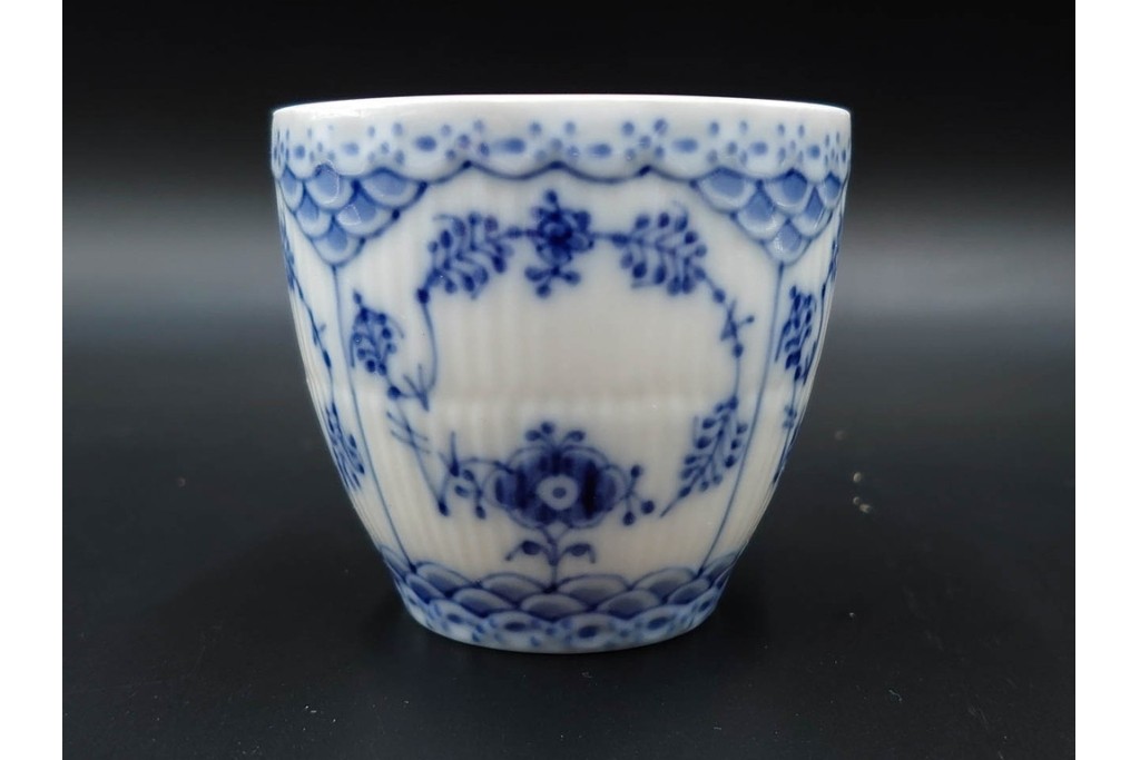 デンマーク製　ROYAL COPENHAGEN(ロイヤルコペンハーゲン)　ブルーフルーテッド　フルレース(コーヒーカップ)・ハーフレース(ティーカップ)のカップ&ソーサー3客セット　(R-085953)