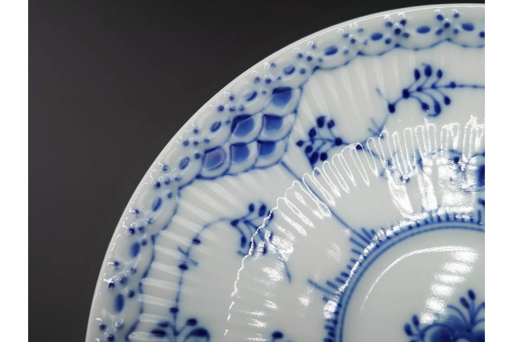 デンマーク製　ROYAL COPENHAGEN(ロイヤルコペンハーゲン)　ブルーフルーテッド　フルレース(コーヒーカップ)・ハーフレース(ティーカップ)のカップ&ソーサー3客セット　(R-085953)