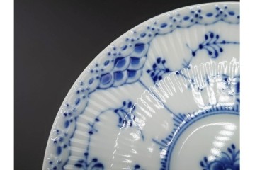 デンマーク製　ROYAL COPENHAGEN(ロイヤルコペンハーゲン)　ブルーフルーテッド　フルレース(コーヒーカップ)・ハーフレース(ティーカップ)のカップ&ソーサー3客セット　(R-085953)