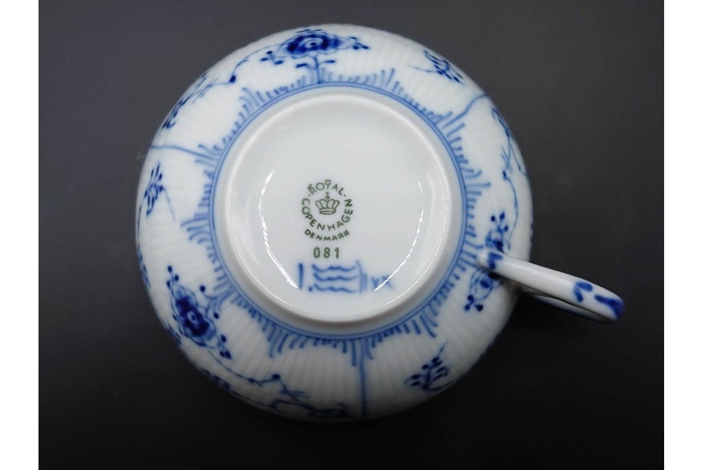 デンマーク製　ROYAL COPENHAGEN(ロイヤルコペンハーゲン)　ブルーフルーテッド　フルレース(コーヒーカップ)・ハーフレース(ティーカップ)のカップ&ソーサー3客セット　(R-085953)