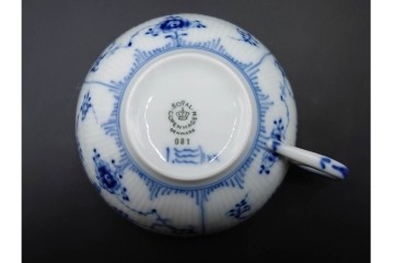デンマーク製　ROYAL COPENHAGEN(ロイヤルコペンハーゲン)　ブルーフルーテッド　フルレース(コーヒーカップ)・ハーフレース(ティーカップ)のカップ&ソーサー3客セット　(R-085953)