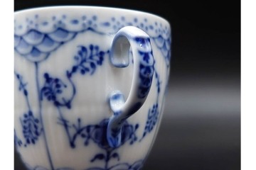 デンマーク製　ROYAL COPENHAGEN(ロイヤルコペンハーゲン)　ブルーフルーテッド　フルレース(コーヒーカップ)・ハーフレース(ティーカップ)のカップ&ソーサー3客セット　(R-085953)