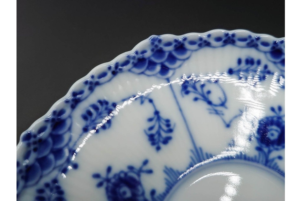 デンマーク製　ROYAL COPENHAGEN(ロイヤルコペンハーゲン)　ブルーフルーテッド　フルレース(コーヒーカップ)・ハーフレース(ティーカップ)のカップ&ソーサー3客セット　(R-085953)