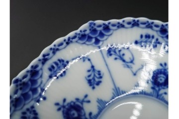 デンマーク製　ROYAL COPENHAGEN(ロイヤルコペンハーゲン)　ブルーフルーテッド　フルレース(コーヒーカップ)・ハーフレース(ティーカップ)のカップ&ソーサー3客セット　(R-085953)