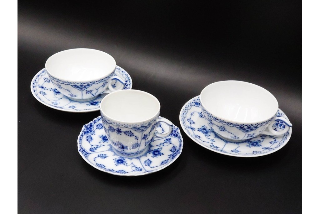 デンマーク製　ROYAL COPENHAGEN(ロイヤルコペンハーゲン)　ブルーフルーテッド　フルレース(コーヒーカップ)・ハーフレース(ティーカップ)のカップ&ソーサー3客セット　(R-085953)