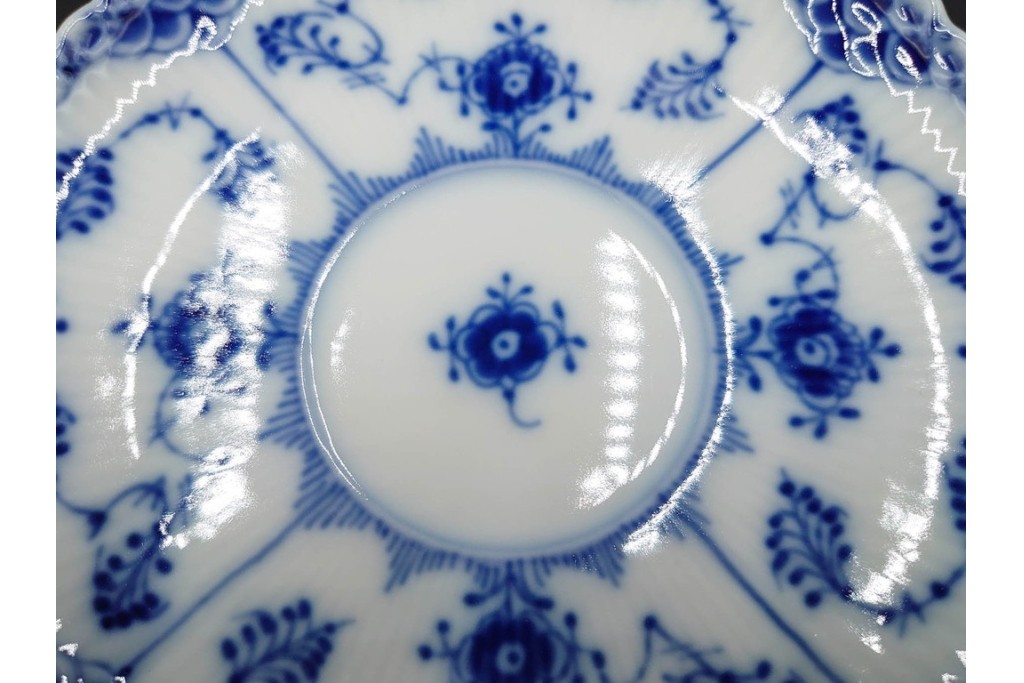 デンマーク製　ROYAL COPENHAGEN(ロイヤルコペンハーゲン)　ブルーフルーテッド　フルレース(コーヒーカップ)・ハーフレース(ティーカップ)のカップ&ソーサー3客セット　(R-085953)