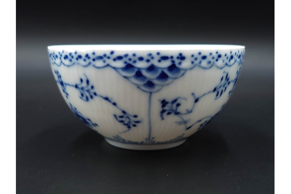 デンマーク製　ROYAL COPENHAGEN(ロイヤルコペンハーゲン)　ブルーフルーテッド　フルレース(コーヒーカップ)・ハーフレース(ティーカップ)のカップ&ソーサー3客セット　(R-085953)