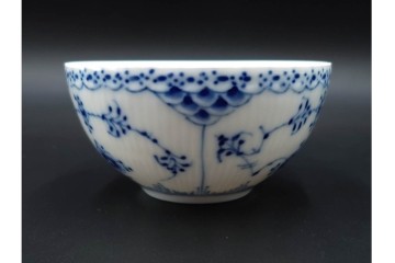 デンマーク製　ROYAL COPENHAGEN(ロイヤルコペンハーゲン)　ブルーフルーテッド　フルレース(コーヒーカップ)・ハーフレース(ティーカップ)のカップ&ソーサー3客セット　(R-085953)