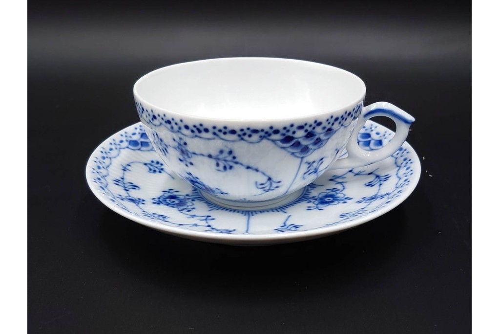 デンマーク製　ROYAL COPENHAGEN(ロイヤルコペンハーゲン)　ブルーフルーテッド　フルレース(コーヒーカップ)・ハーフレース(ティーカップ)のカップ&ソーサー3客セット　(R-085953)