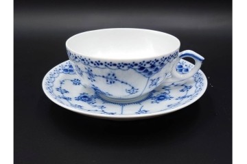 デンマーク製　ROYAL COPENHAGEN(ロイヤルコペンハーゲン)　ブルーフルーテッド　フルレース(コーヒーカップ)・ハーフレース(ティーカップ)のカップ&ソーサー3客セット　(R-085953)