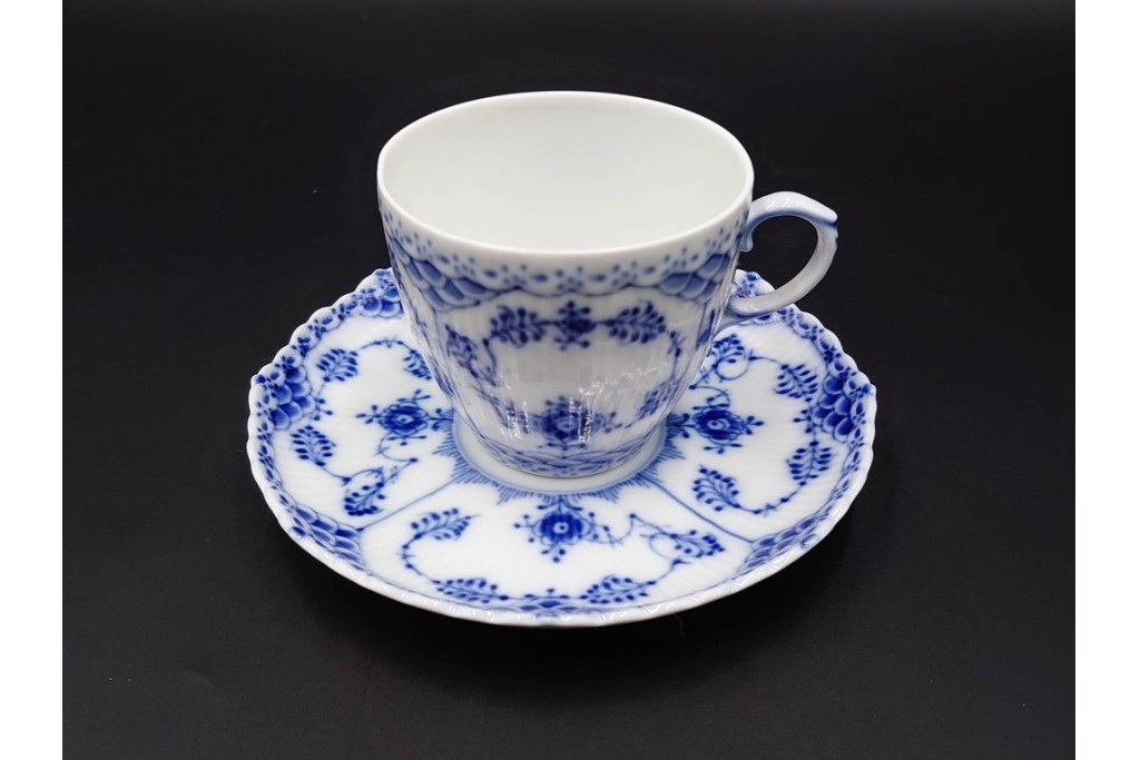デンマーク製　ROYAL COPENHAGEN(ロイヤルコペンハーゲン)　ブルーフルーテッド　フルレース(コーヒーカップ)・ハーフレース(ティーカップ)のカップ&ソーサー3客セット　(R-085953)