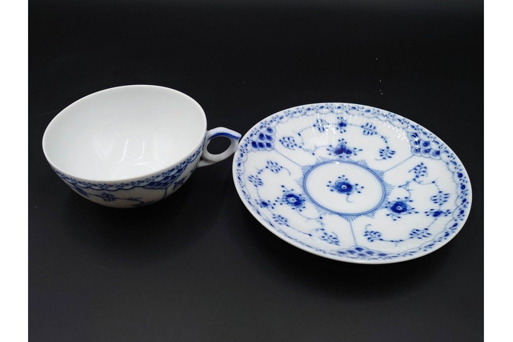 デンマーク製　ROYAL COPENHAGEN(ロイヤルコペンハーゲン)　ブルーフルーテッド　フルレース(コーヒーカップ)・ハーフレース(ティーカップ)のカップ&ソーサー3客セット　(R-085953)