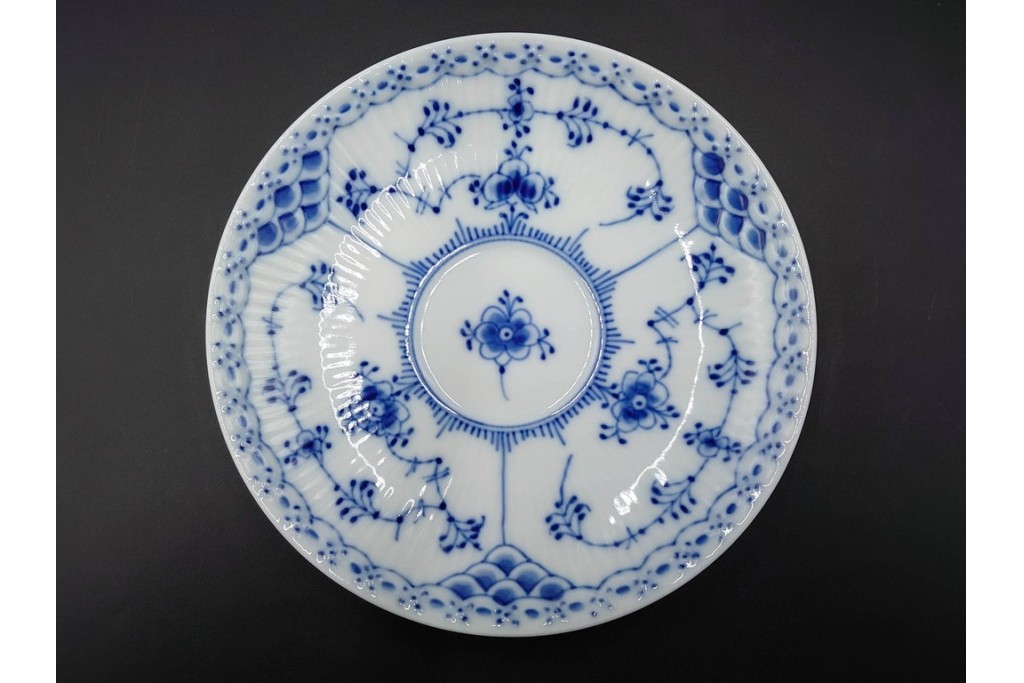 デンマーク製　ROYAL COPENHAGEN(ロイヤルコペンハーゲン)　ブルーフルーテッド　フルレース(コーヒーカップ)・ハーフレース(ティーカップ)のカップ&ソーサー3客セット　(R-085953)