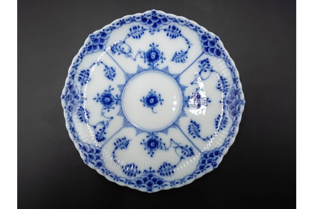 デンマーク製　ROYAL COPENHAGEN(ロイヤルコペンハーゲン)　ブルーフルーテッド　フルレース(コーヒーカップ)・ハーフレース(ティーカップ)のカップ&ソーサー3客セット　(R-085953)