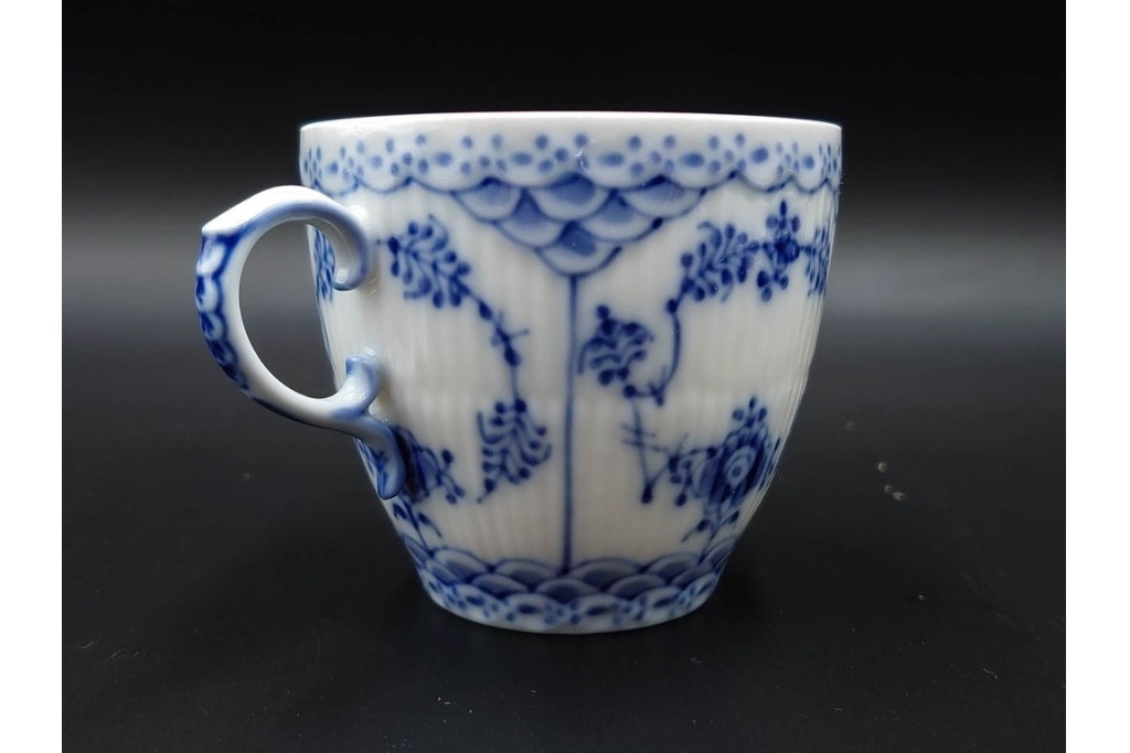 デンマーク製　ROYAL COPENHAGEN(ロイヤルコペンハーゲン)　ブルーフルーテッド　フルレース(コーヒーカップ)・ハーフレース(ティーカップ)のカップ&ソーサー3客セット　(R-085953)